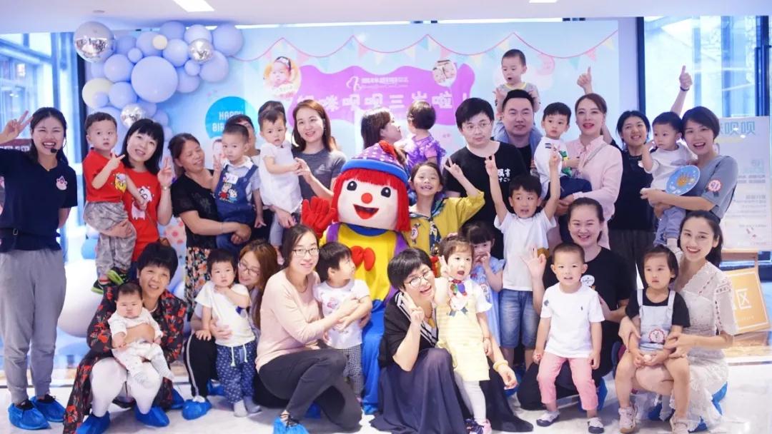 【勇敢妈妈代言人】第一位月子女王:我女儿也要在妈咪呗呗坐月子! 我们说,每一对母子都是注定的相遇,却忘了问妈妈天生就是妈妈吗?为了零点零一的可能性,去战斗的女生,也曾是万千宠爱的女神;在做妈妈之前她也是爱撒娇的孩子,曾为了追梦从南到北;她却脱下高跟鞋,想为孩子打造一个花园,把百般武艺练成柴米油盐;越无所不能,背后的付出越无法计算。 勇敢妈妈,为爱发声,在成为妈妈前的那个女孩做了多少事?付出了多少?她不说,我们来讲给你听。 作为妈咪呗呗第一个入住家庭,陈女士当时已签约一家月子中心。在偶然间了解到我们的台式护理模式后,非常认可,当即决定退订前家月子中心转订妈咪呗呗,在对方不退定金的情况下,依然坚持入住。 当妈咪呗呗作为首家“复合型台式月子中心”入驻杭城的时候,说实话,我们并不知道未来会怎样。但陈女士的坚定选择,是妈咪呗呗收获的第一份信任,也是我们第一次被认可。这份坚持和信赖,使我们倍感荣幸,亦觉得不能负其所望。 正是这样的缘分,妈咪呗呗每次会员活动都会邀请陈女士参加,也一直关注第一位呗家宝宝蒙妹的成长。这份关注,催促着妈咪呗呗更坚定前行。 去月子中心坐月子挺好的 我生宝宝的时候,萧山月子中心并不多,月子中心模式差别也不大,选择的想法主要也是就近原则,原先订的那家月子中心也是因为离家比较近。后来是金宝贝的顾问推荐,说有家月子中心刚开业,模式和专业都挺好的。 天辰店开业当天,我和老公一起过来参观。第一感觉就是刚开业的活动优惠的性价比挺高的,还有就是环境,护理理念都和我比较契合,我本身也是做母婴行业的,月子期间,我觉得对妈妈的照顾更要重要,我自己也对这方面比较在意,所以就决定选择妈咪呗呗。 说实话,我家里人对我去月子中心坐月子这件事是挺反对的。我婆婆是在我怀孕的时候就已经来这边照顾我了,在这个期间她也去上了类似“月嫂班”的课程,我也是挺感谢她这么用心的。但因为家庭南北方的差异,日常饮食上和生活习惯也发生了一点摩擦,包括一些产后的理念也是有冲突的。越到后期感觉就有点慌,因为我自己也知道生完孩子之后,孕激素就不受自己控制了,有点害怕自己会产后抑郁的倾向。 后来大家商量着要不就去月子中心吧,所以我是怀孕到七八个月以后才开始找月子中心的。我找月子中心这件事,家人还是蛮不甘心的,但后面我到妈咪呗呗坐月子的时候,她们倒是体会到好处了。身边有朋友生完孩子的,也会主动说“可以去月子中心啊”。虽然没有明说,但这种举动上来说还是认可了“去月子中心坐月子挺好的”。 作为月子中心的专业度 说起来退订前一家月子中心的经历还是挺糟心的,(具体过程就不详细说了)。我后来碰到过在那家月子中心坐过月子的宝妈,给到我的反馈差异也比较大。像吃的苹果就是一整个直接给到妈妈,想说切一下,结果这点要求都不同意。对比来说妈咪呗呗月子餐饮食搭配包括摆盘方面都是赏心悦目。 妈咪呗呗在访客管理来说是比较严格,有的家属不能进房间,虽然条件限制的蛮多的,但对坐月子的妈妈来说是好的,可以得到舒适的休息环境。但那家月子中心就是不管的,房间门一关,弄到很晚都可以,体验感还是蛮差的。据说她在那边住的时候,吵了好多次架。作为月子中心来说,是妈妈来放松的地方,如果在这里还吵架,不开心,那跟我在家坐月子有什么区别。 妈咪呗呗服务过程中是围绕客户为中心,会接受我的想法进行一些改善,但是沟通的过程当中还是会给到我蛮多专业建议。 这些问题我跟前一家月子中心也是聊过的,但是对方就是“嗯嗯 你说什么就是什么”的态度。既然我选择了月子中心,那肯定是想要专业科学的护理,如果“客户说什么就是什么”,那作为月子中心的专业度在哪里? 工作原因,我是了解一些母婴方面的知识,但也不是非常专业。在我的认知里面,宝宝晚上是可以睡整觉的,我也会提出我的述求,“我晚上是要睡觉的,宝宝最好不要来找我”,很多妈妈可能觉得舍不得,但我觉得这是正常的。护理部那边反馈也是说可以的,只要我提前把奶挤出来,会负责喂养和照顾宝宝,就觉得挺好的。 包括产后不是会有乳房问题,我就提前买好了吸奶器,但效果不如手工排奶彻底。护理人员就会告诉我,吸奶器的方式在前期可能并不是很实用,还是要靠手工,也有帮我进行操作。 在这种的专业知识上,像母乳喂养的方式,打破了我很多的认知。我的顾客在问我一些母婴知识的时候,我也是把我在妈咪呗呗学到的东西去告诉他们。 我是第一个入住的妈妈,所以当时可以说是整个服务团队都是为我和宝宝服务的。当时还给宝宝取名说是“公主一号”,我是“皇后”,众星捧月的感觉,的确是挺女王的享受。包括茅老师当时还给我们家宝宝带了一双鞋子,我至今还保留着,穿了很久。因为“第一个”的特殊含义,大家对我们的印象也比较深刻,也给予了很大的关爱和照护。 到现在是五周年了,我不间断地收到你们的问候短信,每年的周年庆活动也会邀约,包括端午、中秋之类的节日也会受到节礼,会让我有一种一直被惦记的感觉。 来参加活动,呗家的工作人员们也依旧很热情,没有生疏感,给人的感觉和氛围就很好。我来参加活动后经常会晒一下朋友圈,就会有人在下面评论“感觉我住了个假月子中心”,从细节就可以对比出来一个品牌的理念和专业。 服务是一种感觉,妈咪呗呗的服务不止在入住期间,出住以后的服务是延续的。 日常生活中我也会接触到很多妈妈,像是在孕期,特别是二胎的话,我会告诉他们一定要来月子中心。因为很多时候,大宝和二胎同时在的话,家里的情况还是挺鸡飞狗跳的。如果遇上年龄跨度比较大的,像大宝需要辅导作业,二胎在身边躺着,可能家庭氛围就不是很好。我在入住的时候就有推荐过二胎妈妈过来入住。 在月子中心跟在家的氛围也不一样,因为妈妈的情绪是会影响到宝宝的,像我整个月子就很开心,我女儿的状态也很好。一开始出住的时候也担心宝宝睡眠作息不习惯,但她还是从晚上11点钟睡到第二天早上五点。我可以很自豪地说,我们家宝宝出月子就可以睡整觉了,这种习惯在家的话可能就培养不出来。也因为第一个月子坐得很好,生完宝宝第二个月我就预约了二胎。 在妈咪呗呗会有一些活动课程,捏彩泥、绘画之类的,像我以前就可能没有这么多时间停下来去享受这一份闲情逸致。并且那个时候只有我一个人,是特意为我开的一些小课。 妈咪呗呗这五年来,品牌在不断发展,分店开了很多家,感觉还是很好的。就像人总是喜欢推荐自己觉得好的东西,我推荐了很多客户来妈咪呗呗。我是一个很注重口碑的人,我推荐一个客户来这里,客户反馈很好的话,对我来说也是很开心的一件事。妈咪呗呗也一直没有让我失望,推荐的人过来都说很好。 我之前去日本的时候看到过很多百年企业,挺感慨国内缺了很多这种企业精神吧。所以当我看到妈咪呗呗在不断成长,感觉也是很欣慰。 等我女儿生孩子时,妈咪呗呗肯定也开了N家店,等她来坐月子时就可以告诉她,“你是在这里出生的,你自己生孩子的时候还在这里”。 这是我最开始入住的时候就开过的玩笑,相信到时候也会是一段特别有意义的故事。 一个个故事微光,一点点靠近心房,爱要慢慢来,花会自己开,关于《勇敢妈妈,为爱发声》的系列采访就到此结束了,但关于爱的故事一直在妈咪呗呗不断上演。 我们同所有妈妈一样,在磕磕绊绊中学会勇敢,在跌跌撞撞中懂得担当,始终朝着更好的方向前进。未来,你成为更好的妈妈,我做更专业的月子中心,是这一份相遇共同走过时光的回音。
