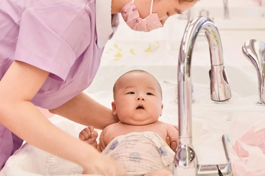 爆料!月子会所的宝宝洗澡教程大公开！